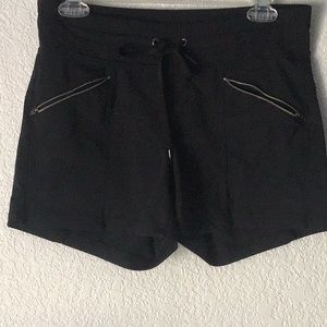 Athleta Metro 4” short in black